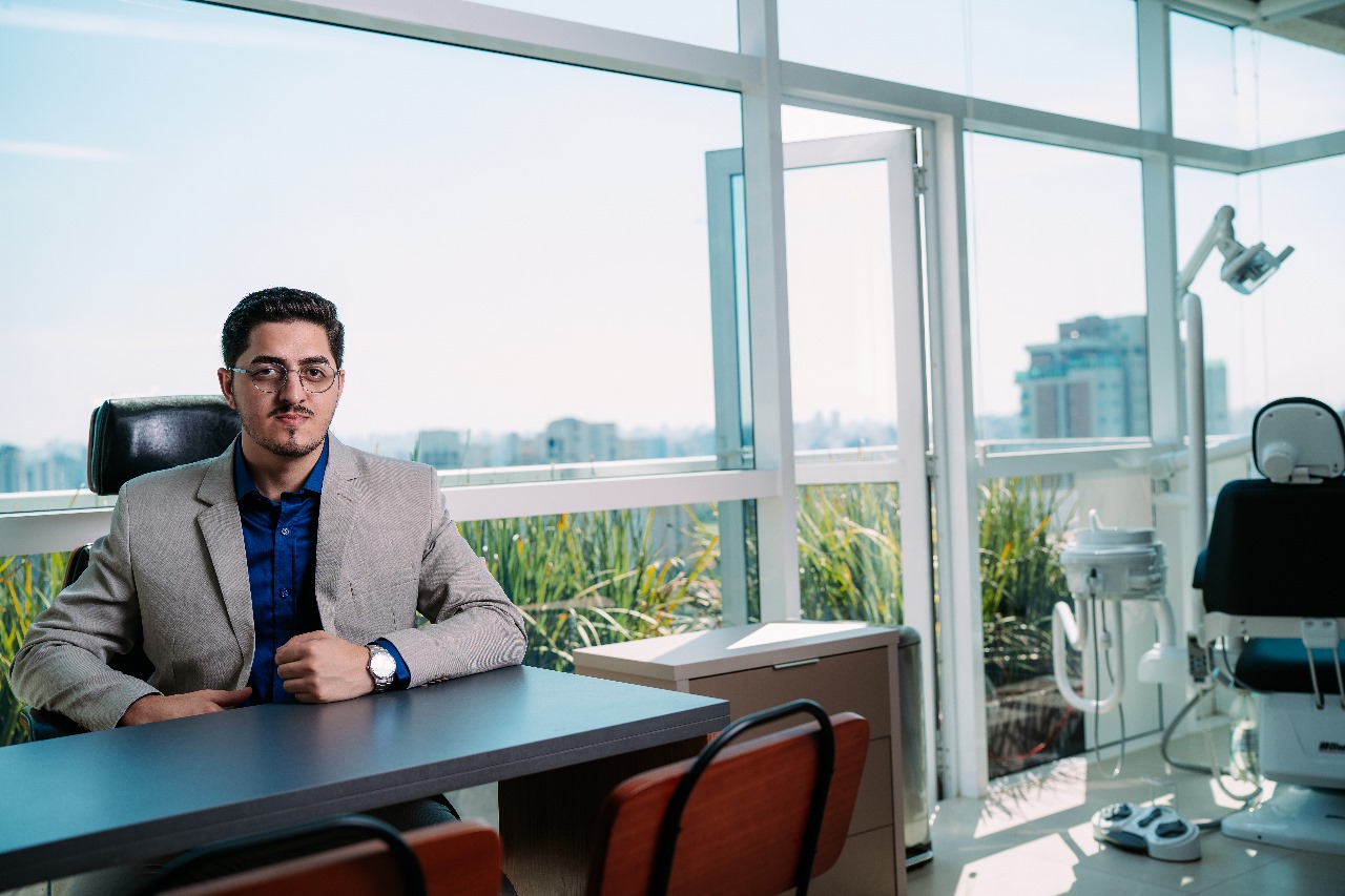 Dr. Bruno Fernando em seu consultório